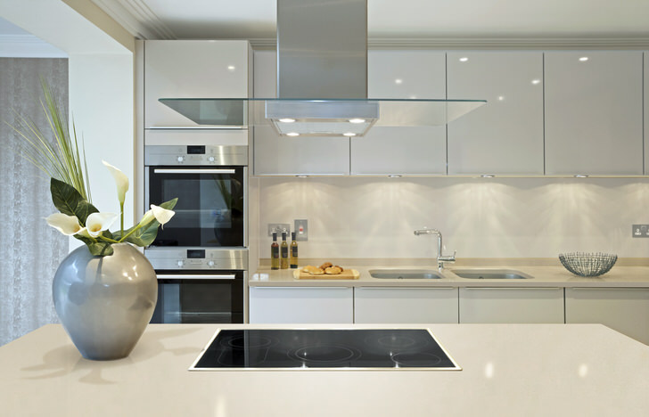 Глянцевые поверхности могут использоваться для оформления интерьера кухни в стиле модерн. Дизайнерский проект интересен смелым сочетанием серого и белого цвета, что не свойственно стилю модерн.