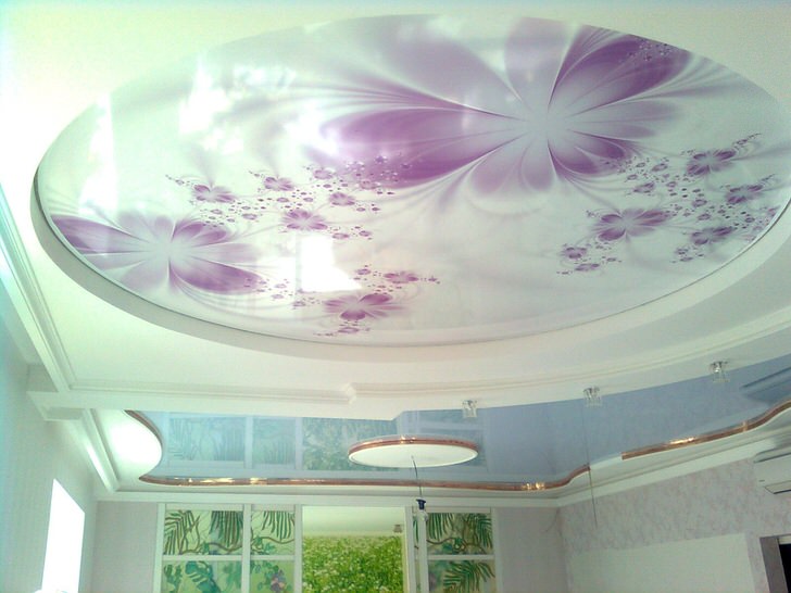 Натяжные потолки с фотопечатью органично сочетаются с правильно подобранным освещением.