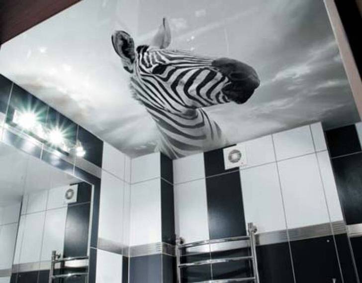 Необычное решение для оформления черно-белой ванной комнаты - изображение зебры на натяжных потолках с фотопечатью.