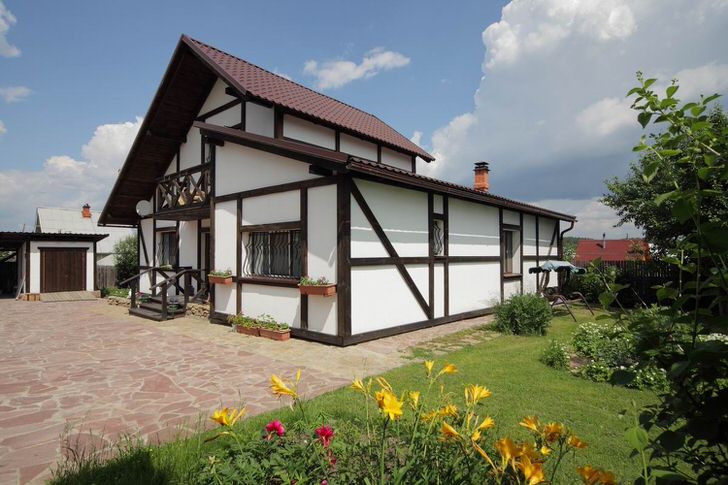 Небольшой дом в скандинавском стиле привлекает взгляды своей красотой и деревенским шиком.
