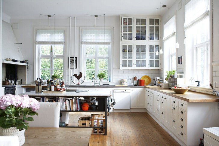 Просторная кухня в скандинавском стиле должна быть максимально освещена. Приоритет отдается дневному освещению, поэтому кухня оснащена большими окнами с деревянными рамами. 
