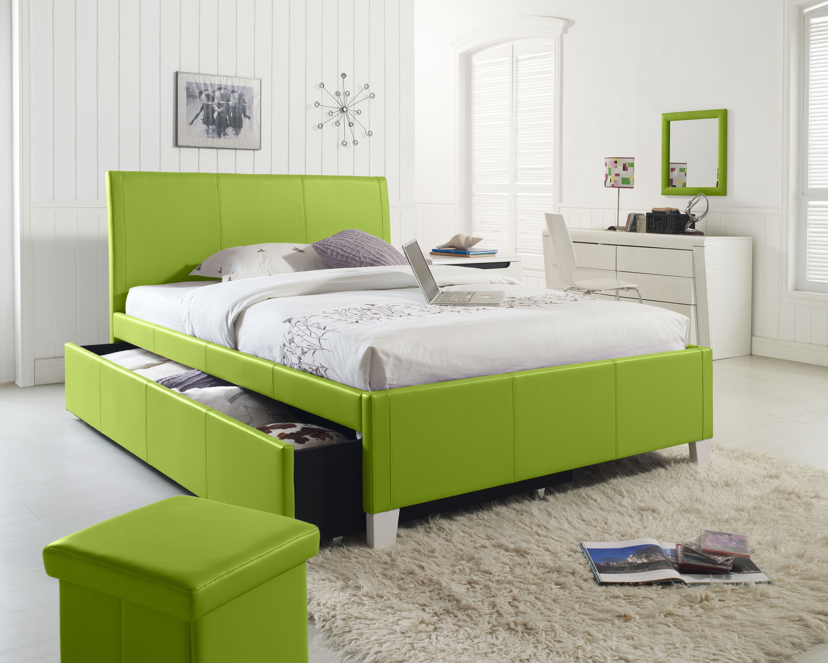 Бело-зеленая спальня в современном стиле