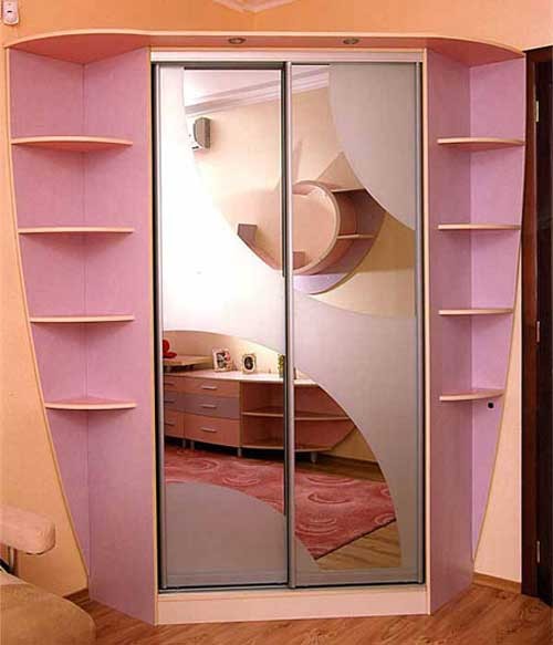 Розовый зеркальный шкаф