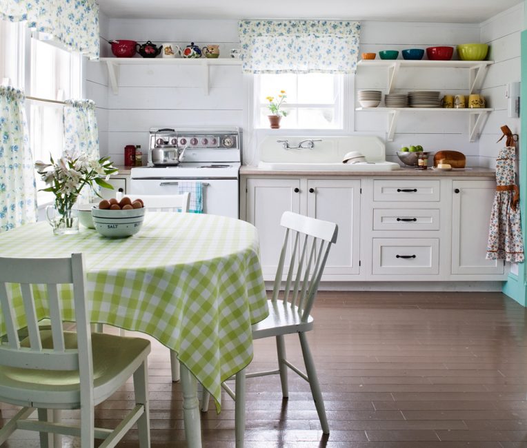 Для небольшой кухни не подходят классические тяжелые шторы