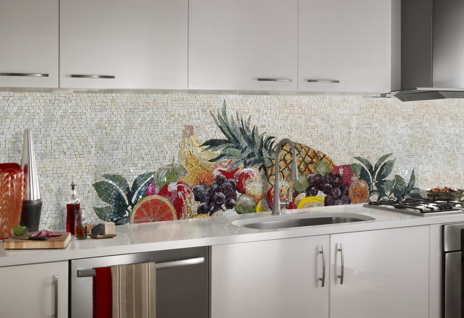 Красочное мозаичное панно из овощей и фруктов