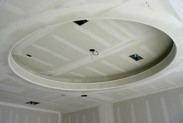 Двухуровневый потолок из гипсокартона в процессе монтажа.
