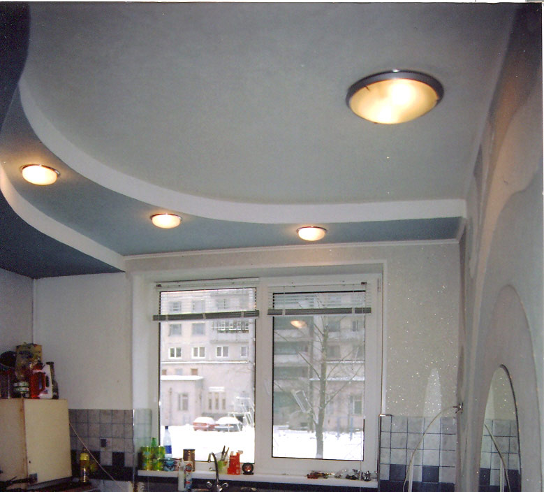 Использование жидких потолков в интерьере кухни