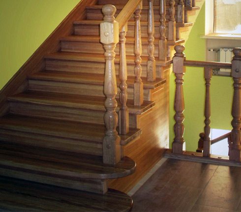 Лестничный пролёт и покрытие ступеней выполнены из древесины