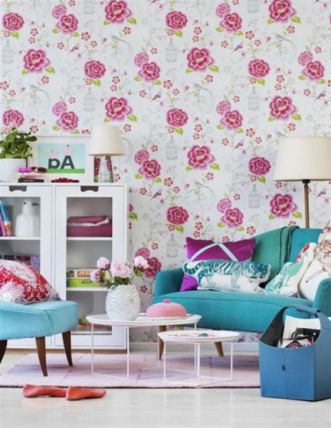 Нарядное оформление комнаты обоями с цветами
