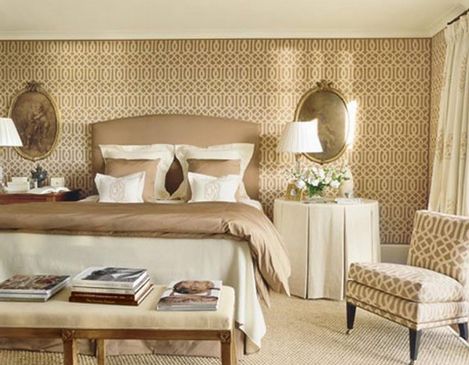 Отделка спальни обоями с орнаментом решетка – интересное решение, придающее помещению классический стиль, особенно если обивка мебели перекликается с настенным покрытием 