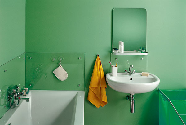 В качестве альтернативы плитке можно установить вокруг ванны панели из закаленного стекла, как на кухонном фартуке