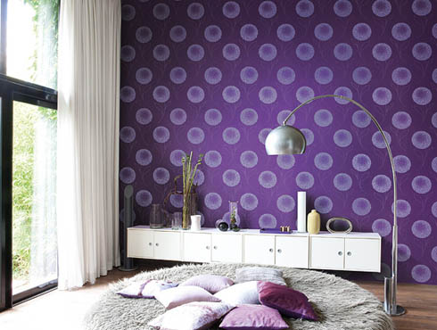 Затемнение стены фиолетовыми шпалерами для создания уюта