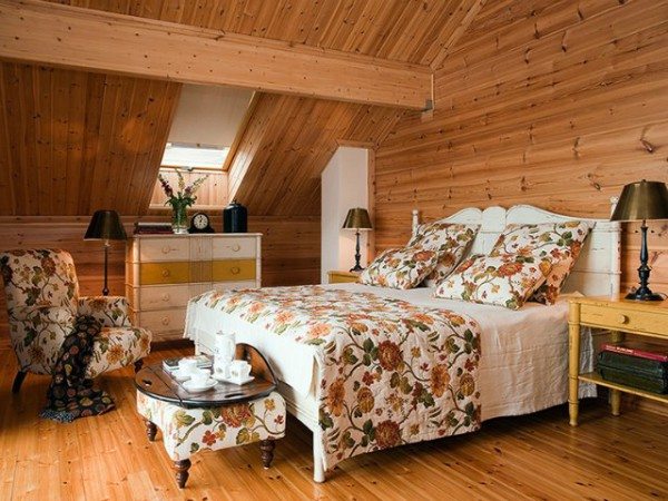 Дизайн спальни в доме из бруса на мансарде: интерьер подчеркивают натуральные материалы