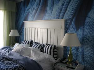 Очень необычное и уютное решение: дизайн маленькой спальни и обои с изображением вязаного пледа