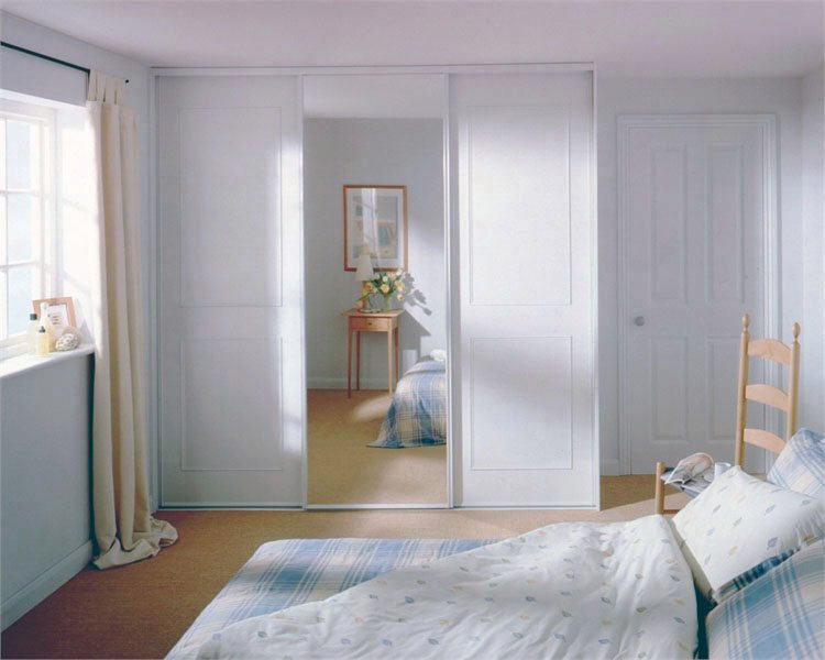 Раздвижные дверцы шкафа не требуют дополнительного места в спальне.