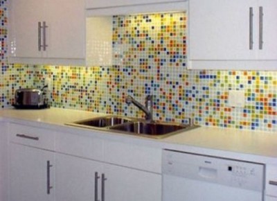 Мозаика на кухне помогает скрыть неровность стен