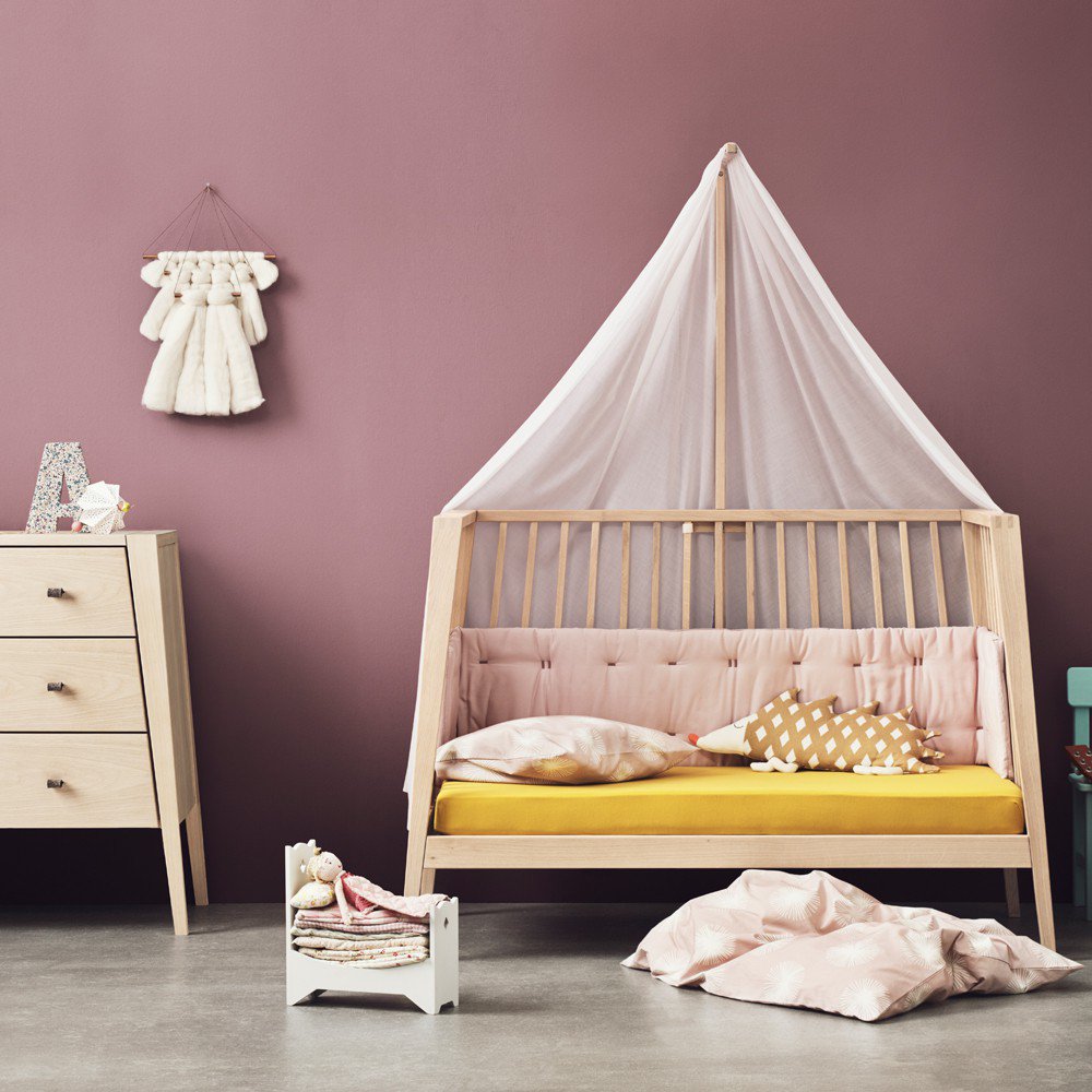 Детская зона для новорожденного с деревянной мебелью