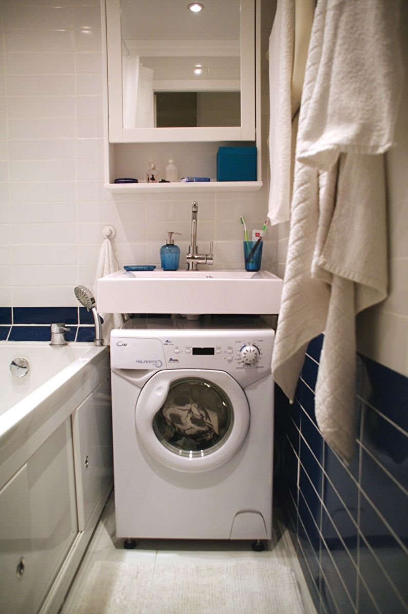 Компактное расположение стиральной машины в ванной комнате