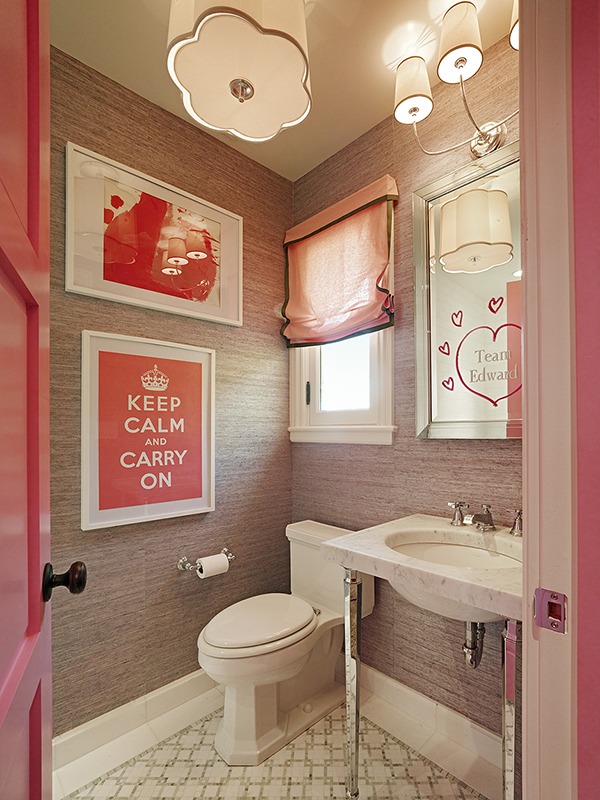 Розовый интерьер ванной
