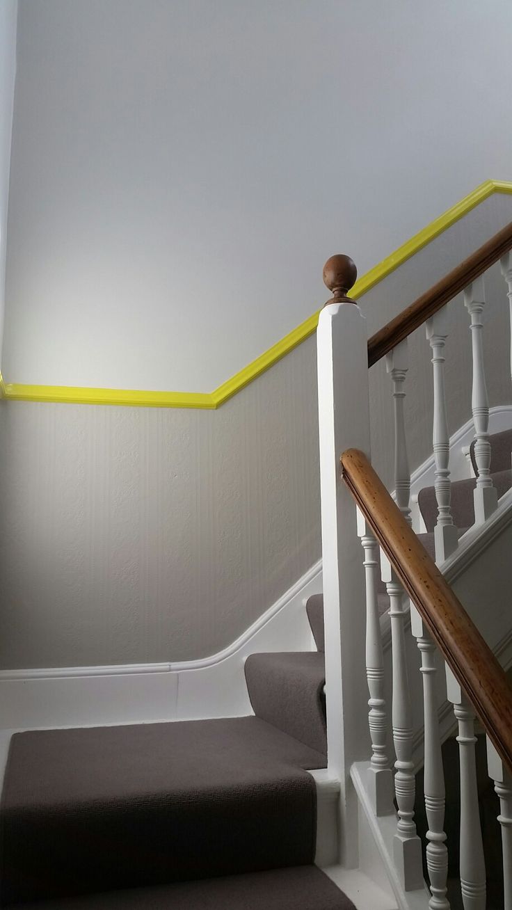Дизайн коридора с лестницей и желтым бордюром