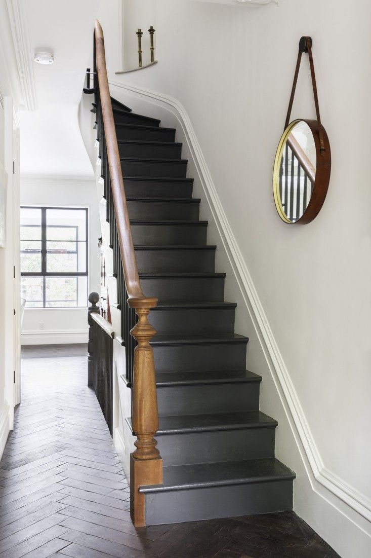 Дизайн коридора с лестницей черной