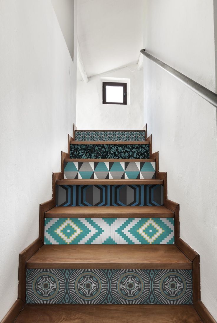 Дизайн коридора с лестницей с декором