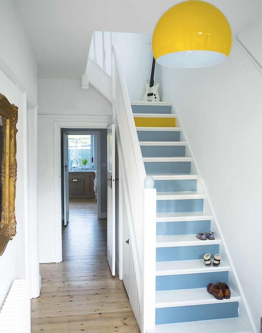 Дизайн коридора с лестницей голубой