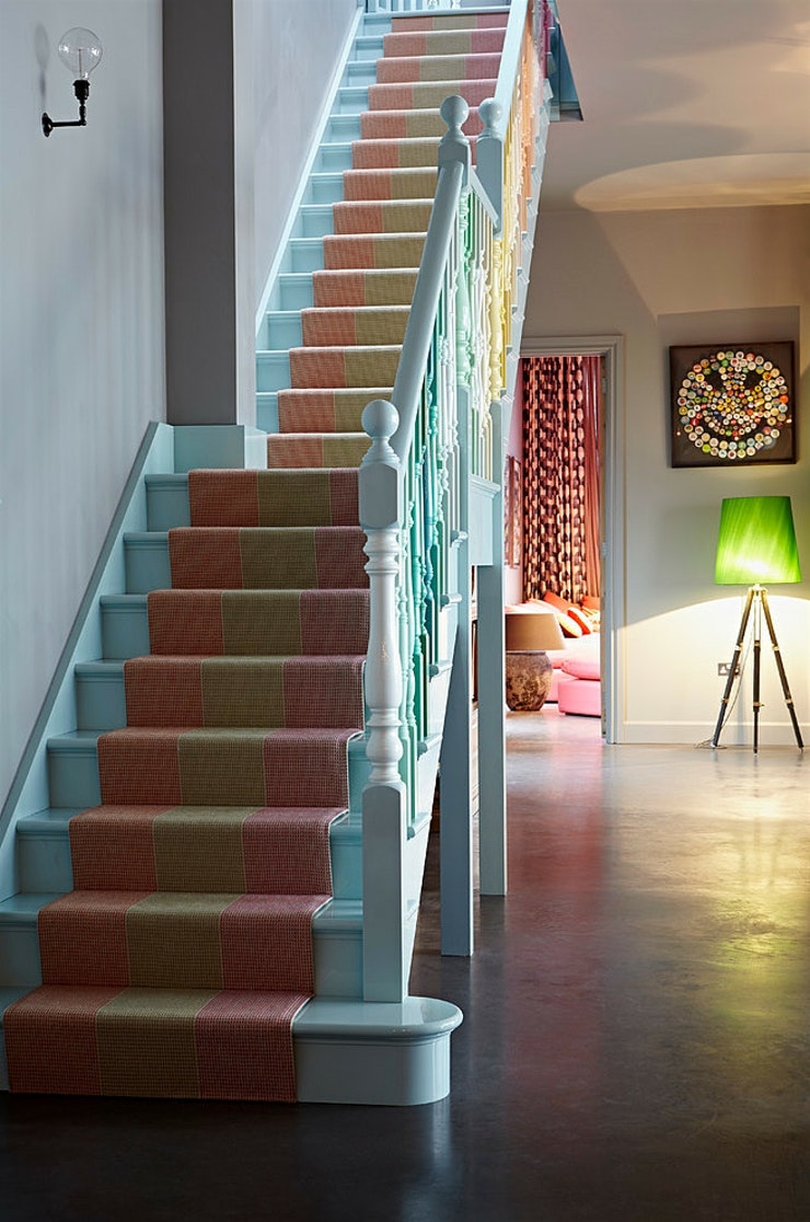 Дизайн коридора с лестницей и ковром