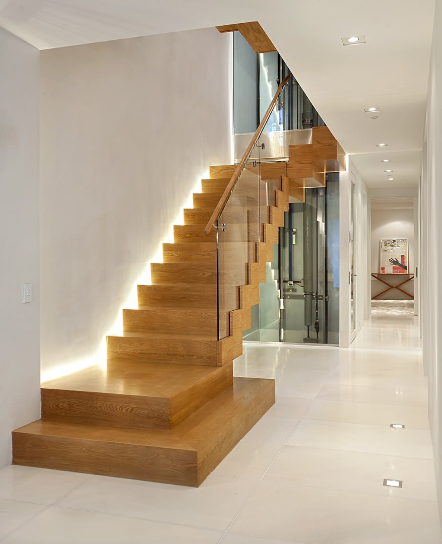 Дизайн коридора с лестницей и led-подсветкой