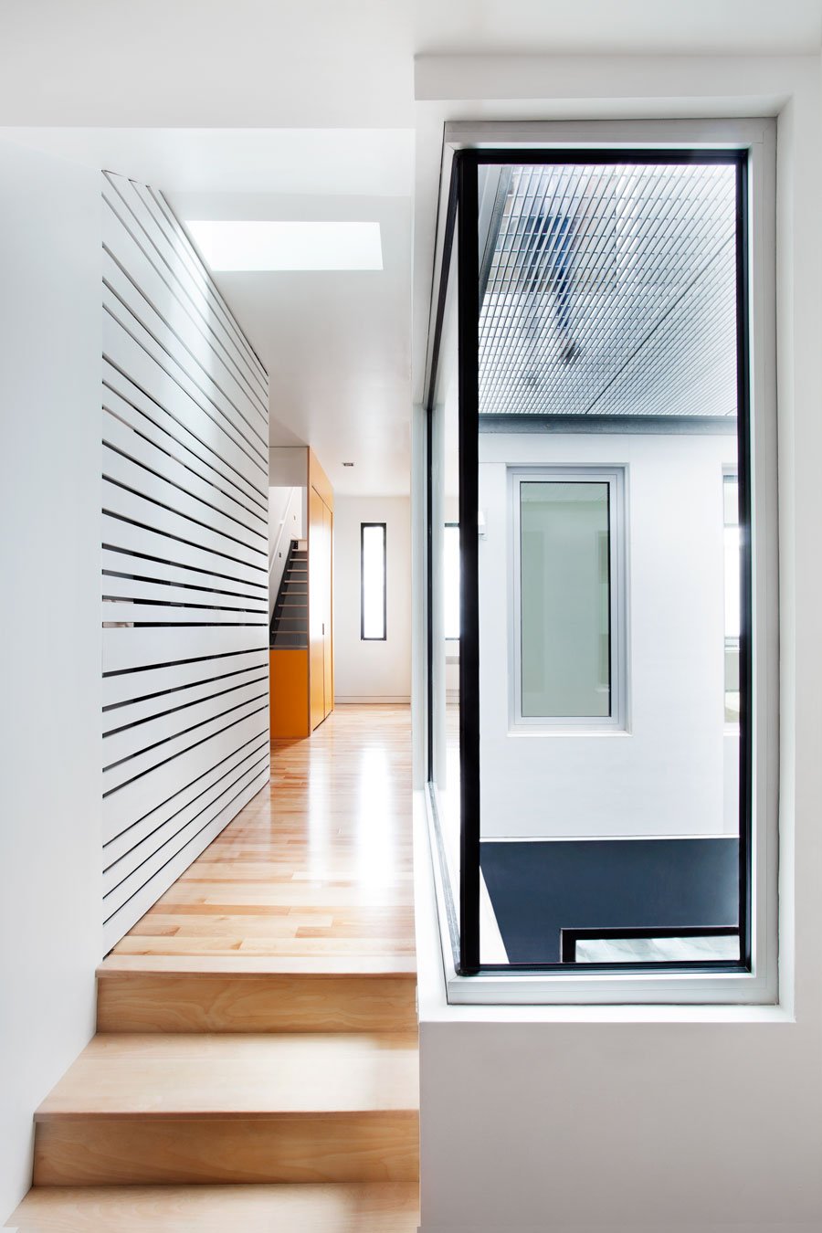 Дизайн коридора с лестницей маленькой