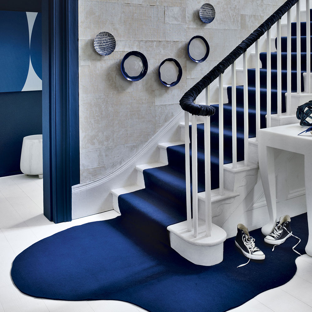 Дизайн коридора с лестницей синей
