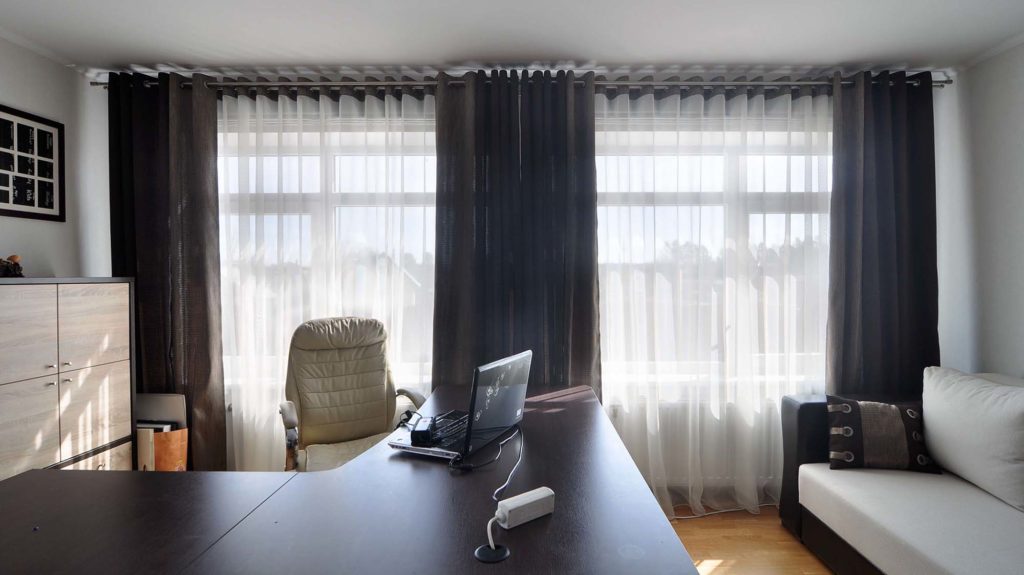 Легкие черные шторы на люверсах для гостиной-кабинета