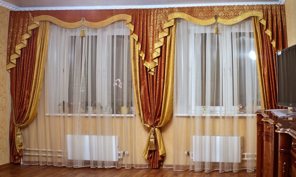 Стильные шторы с ламбрекеном для зала
