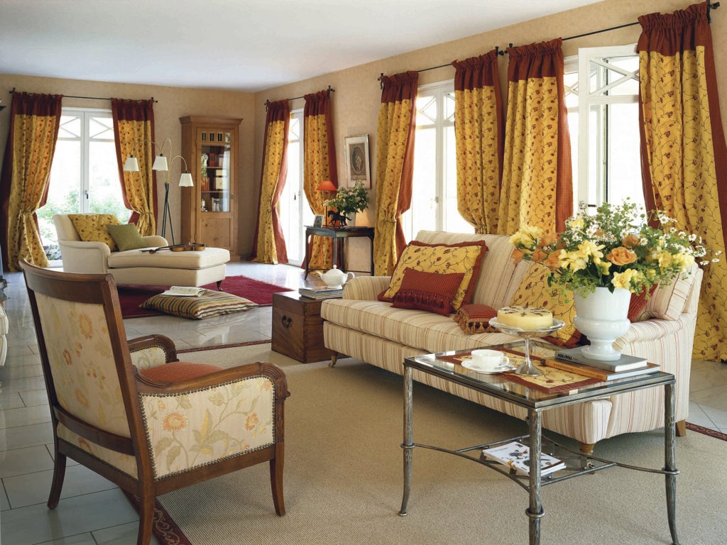 Красно-желтые шторы в интерьере гостиной в стиле кантри