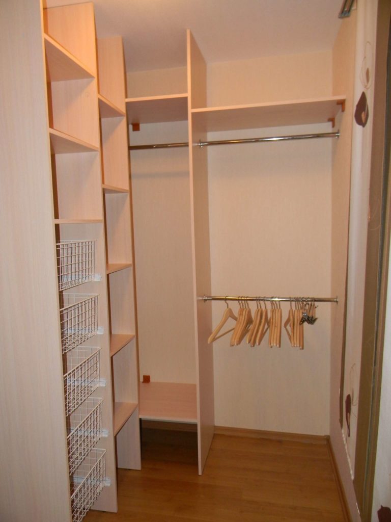 Компактная гардеробная комната