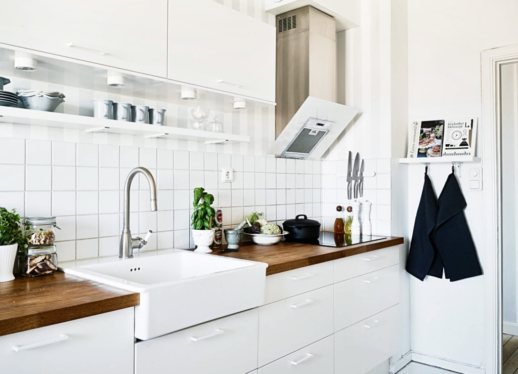 Открытые кухонные полки делают светлую кухню еще объемнее