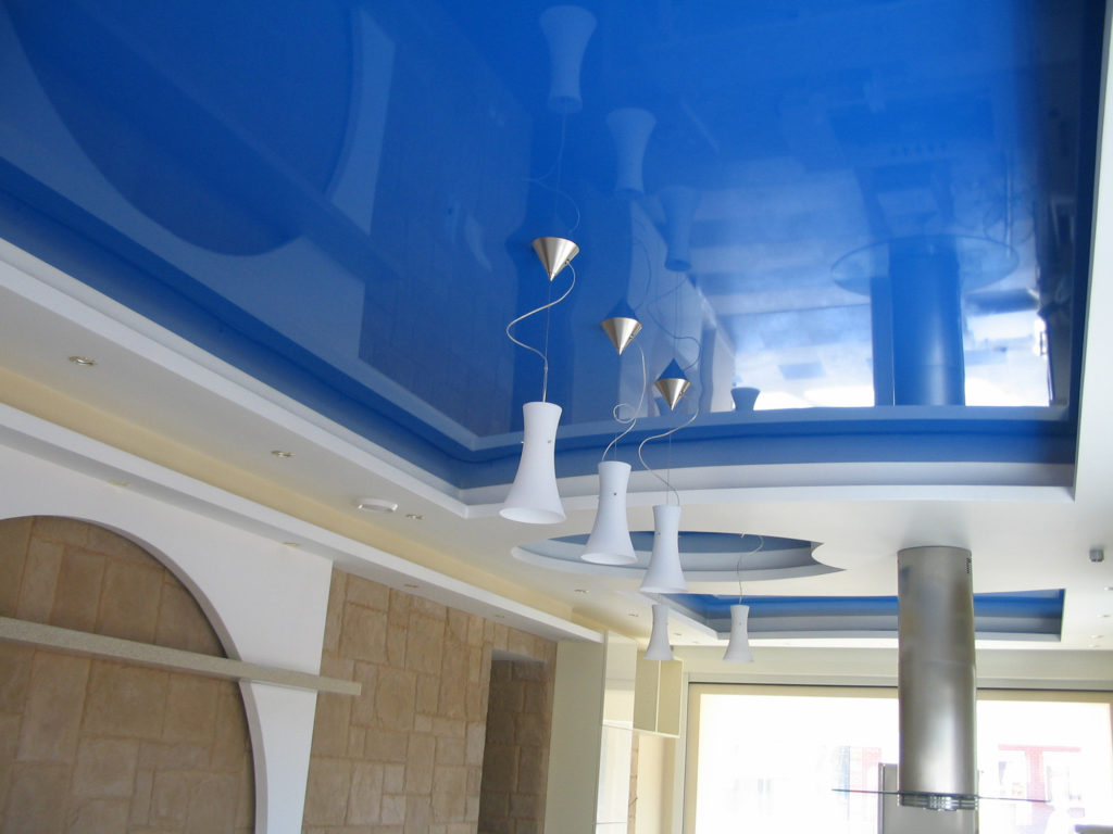 Сине-белый глянцевый натяжной потолок на кухне