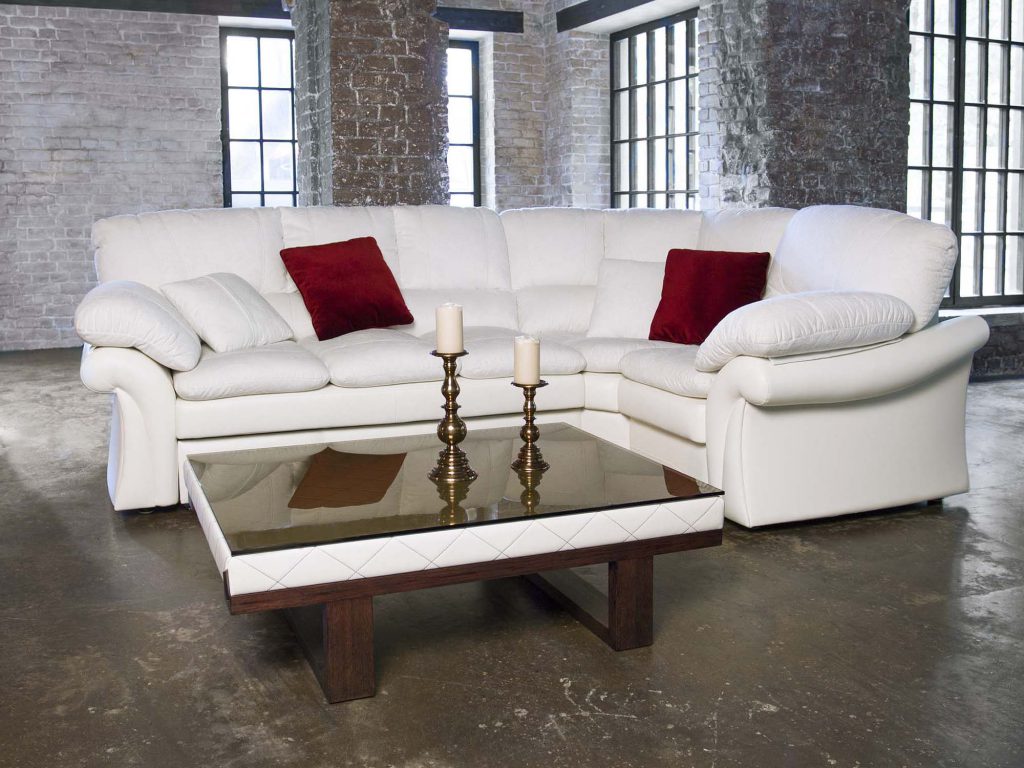 Белый угловой диван в стиле неоклассика