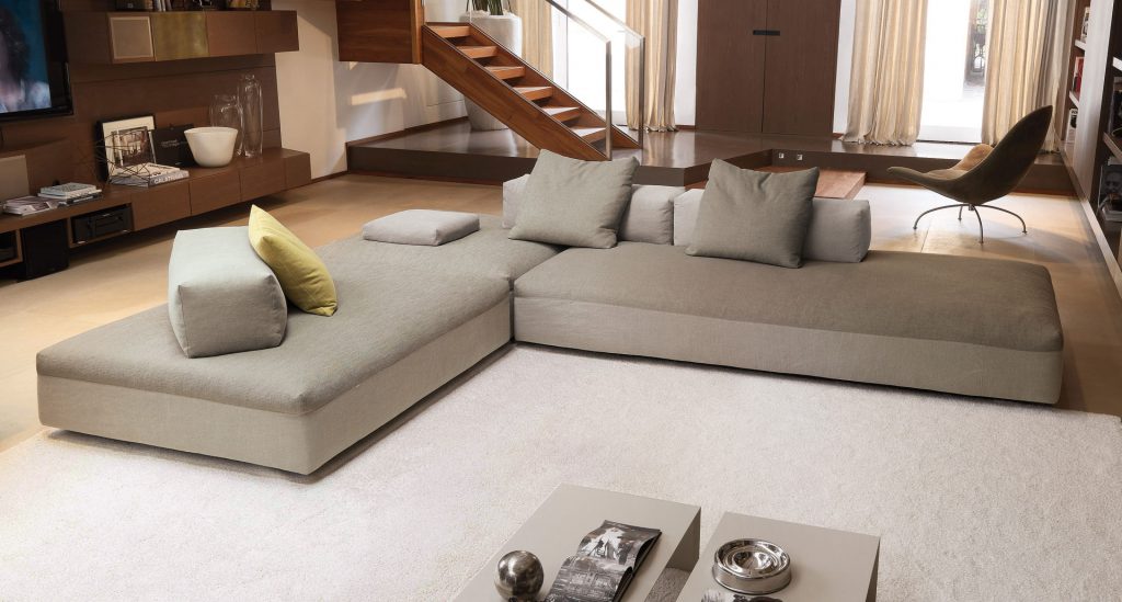 Большой серый модульный диван в гостиной