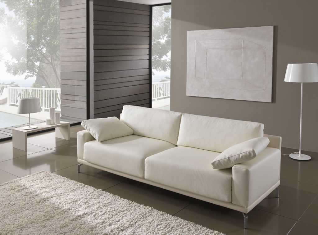 Минималистичный белый диван в гостиной в стиле хай-тек