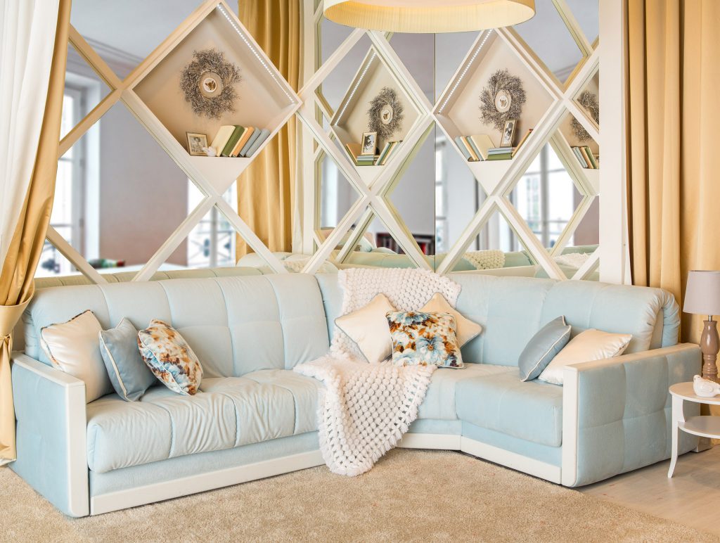 Бело-голубой диван в гостиной в стиле прованс
