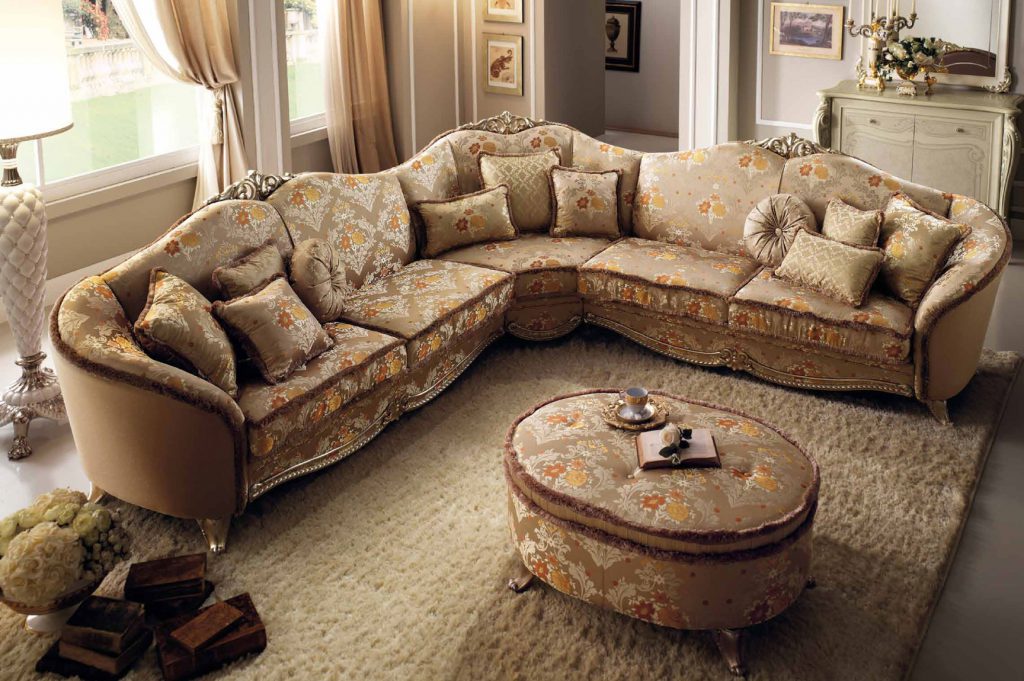 Роскошный угловой диван в классическом интерьере гостиной