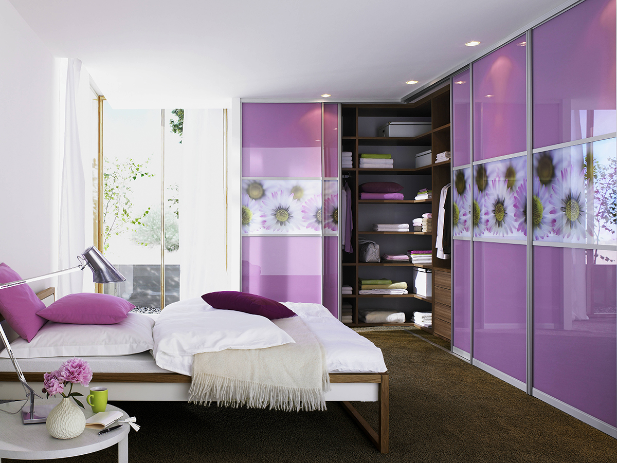 Угловой шкаф в интерьере спальни фиолетовый