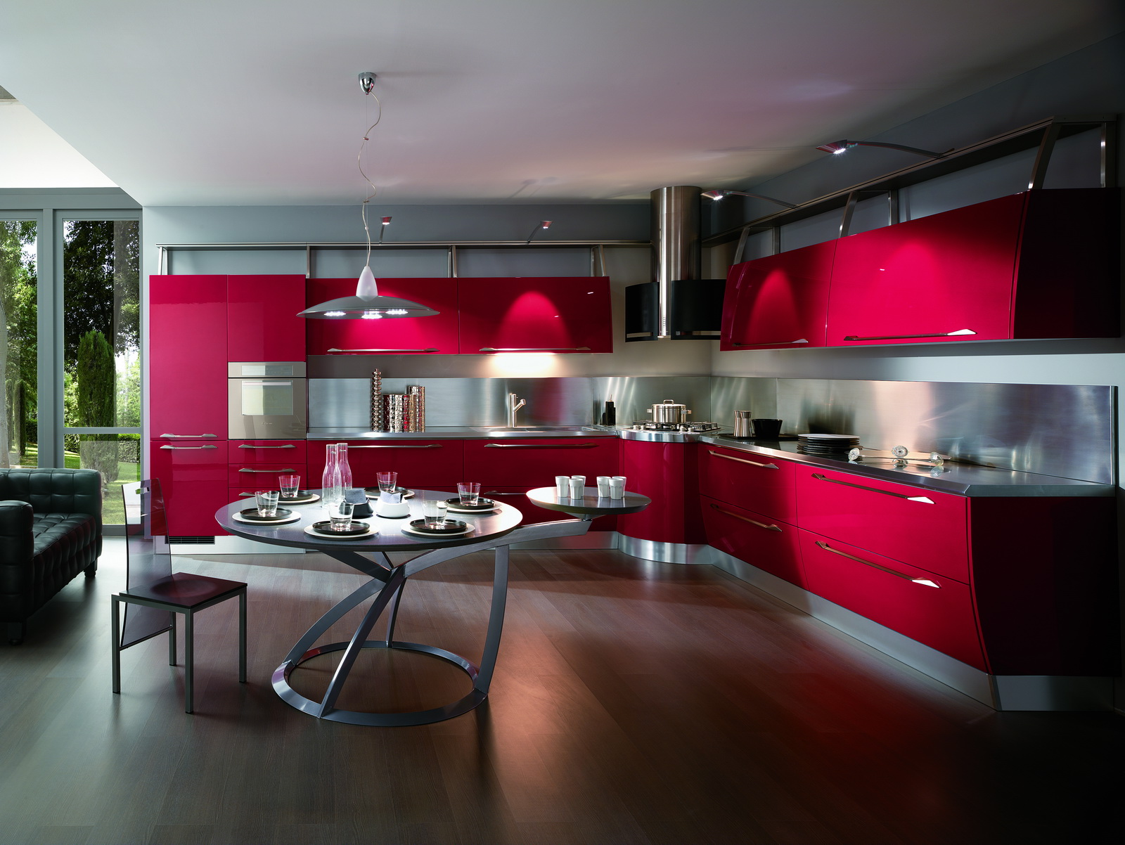 Яркая красная кухня в стиле хай-тек с металлической фурнитурой
