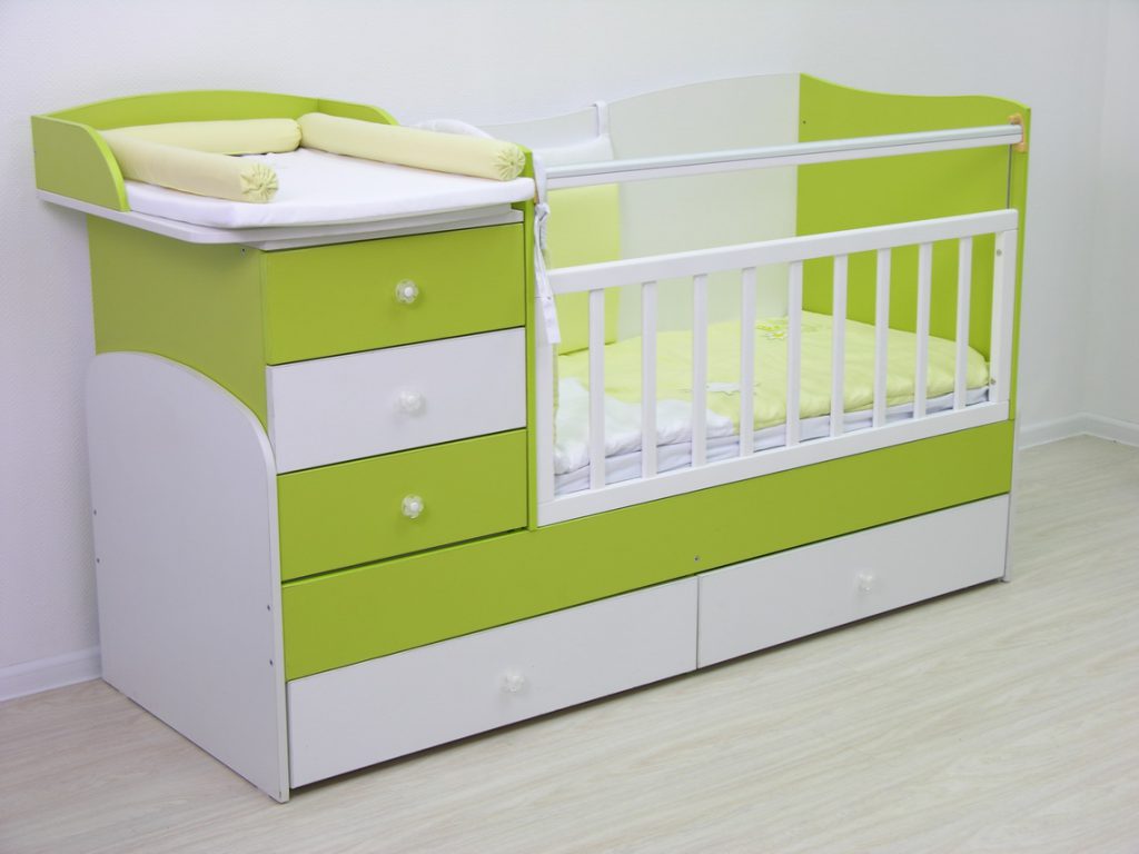 Детская зелено-белая кроватка-трансформер