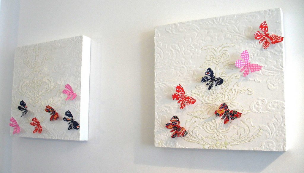Полотна со штукатуркой и бабочками для оформления стен прихожей