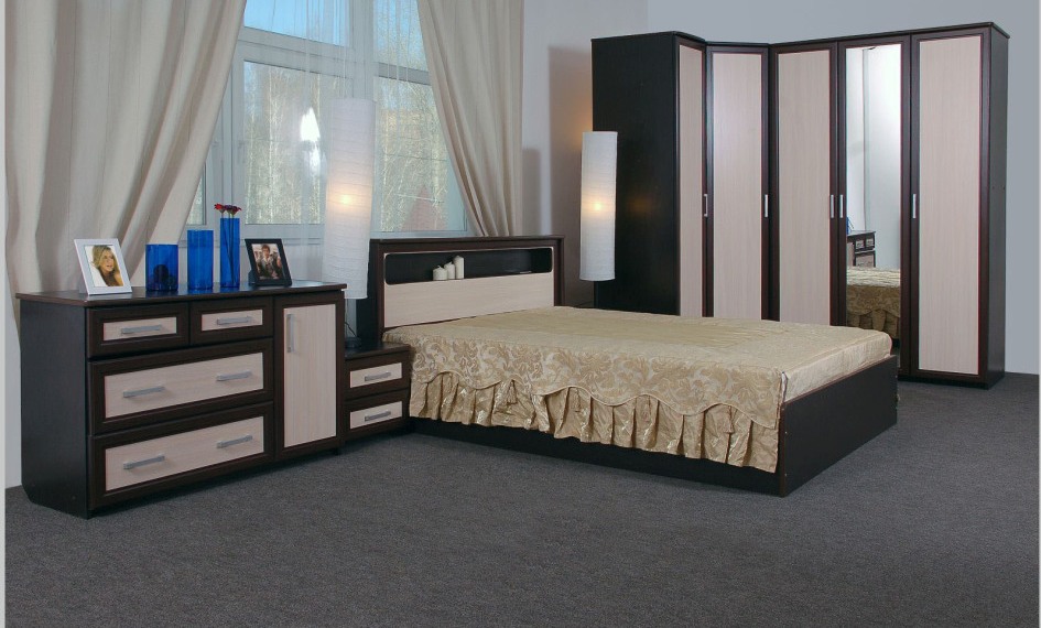 Черно-бежевый комод и угловой шкаф в интерьере спальни