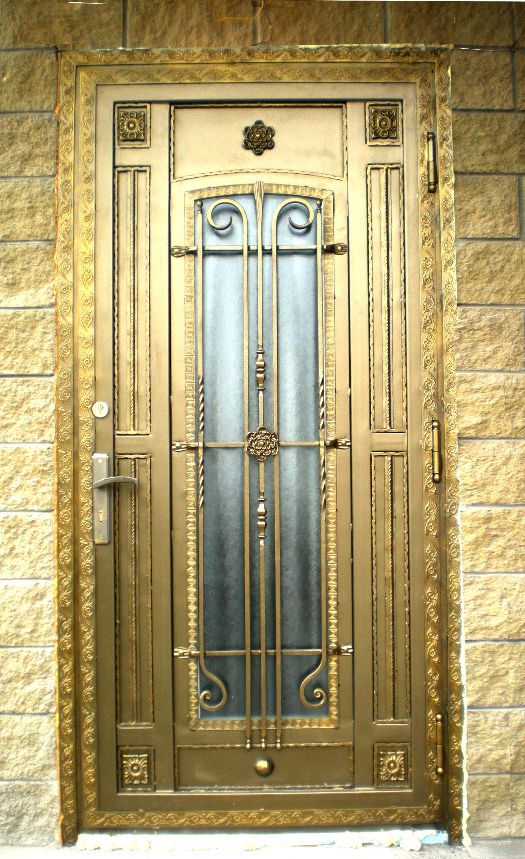 Золотистая металлическая дверь