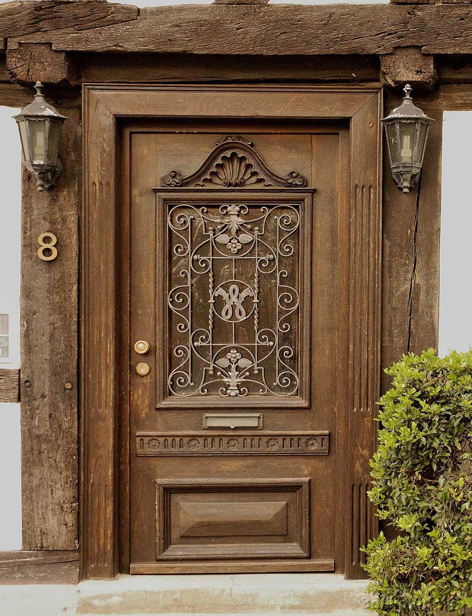 Красивая входная деревянная дверь