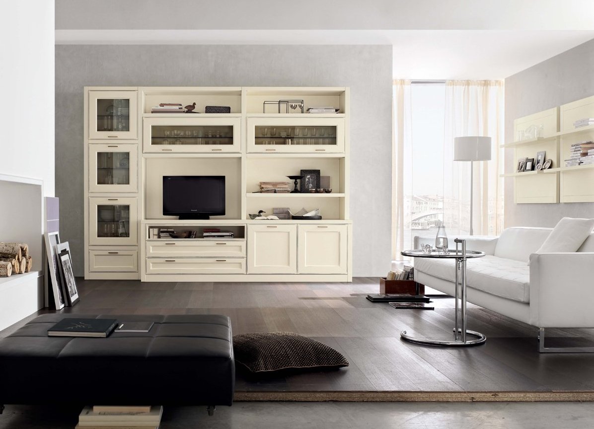 Белый, кремовый и коричневый цвета в интерьере современной гостиной